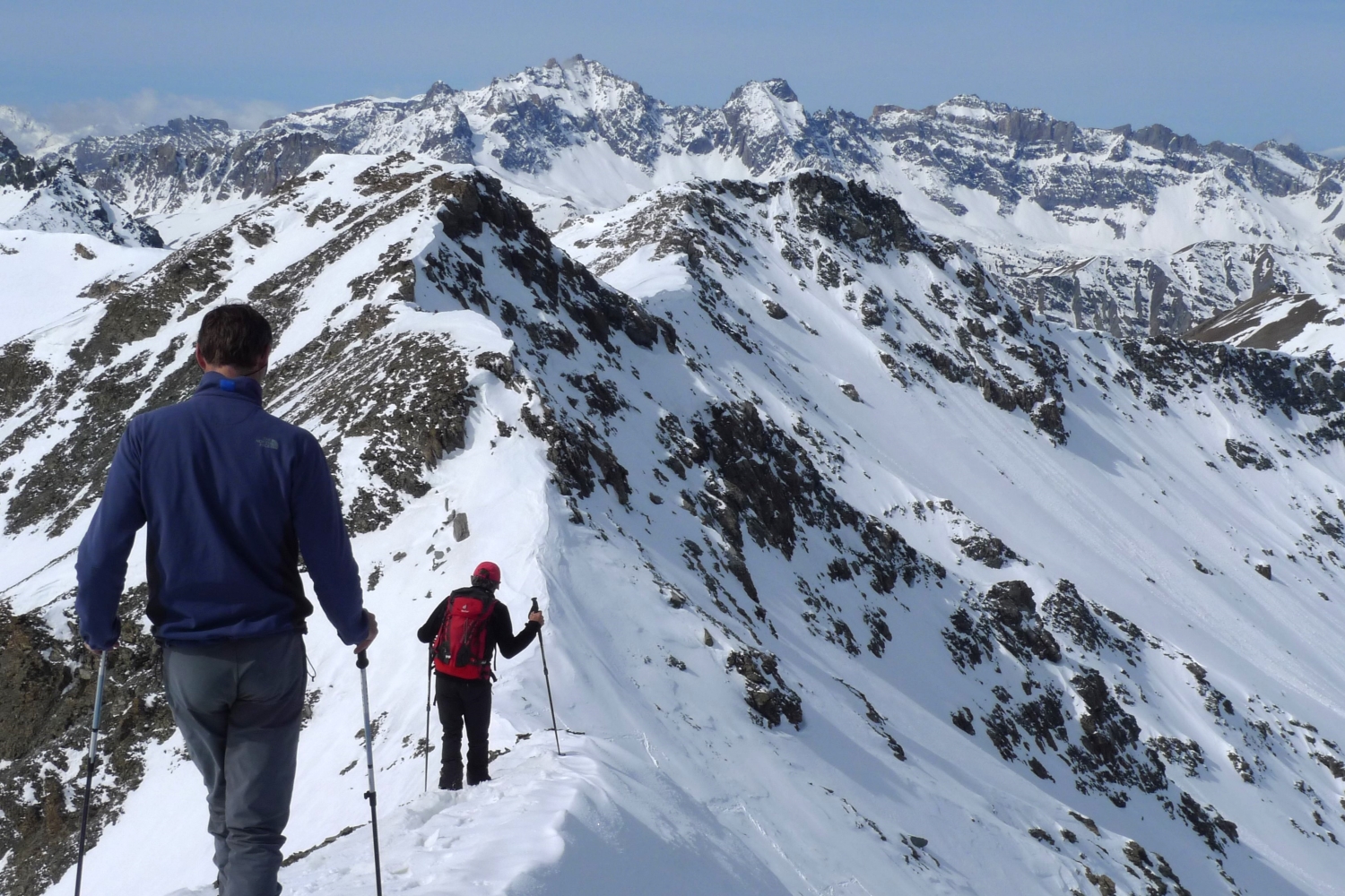 Op de topgraat heb je uitzicht op de Ecrins