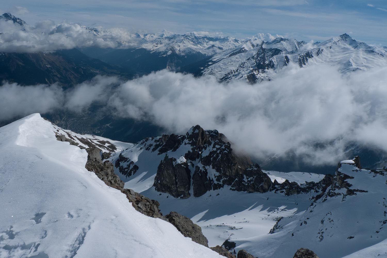 Vanaf de Pointe des Sarassins, kun je het station van de TGV bijna zien liggen.