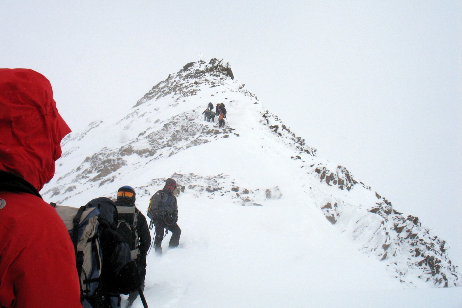 Laatste stuk aan het touw naar de Wildspitze