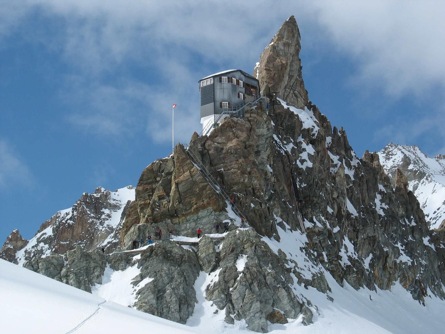 Bertol hut-via ladder naar de hut.JPG